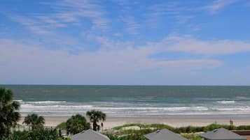 Plage, chaises longues, serviettes de plage