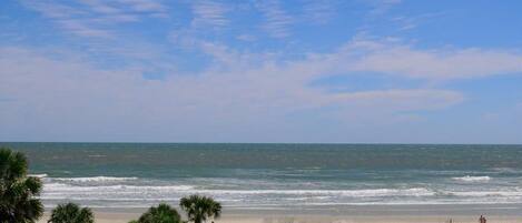 En la playa, camastros y toallas de playa