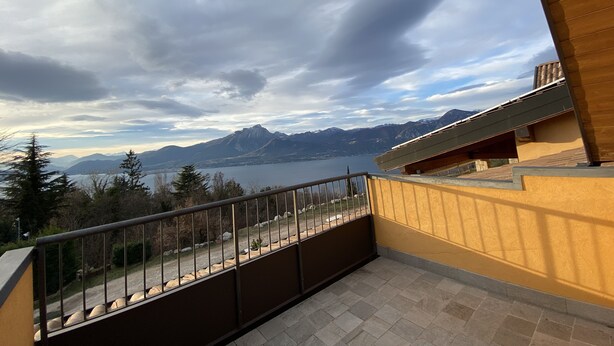 A balcony with a view of mountains and a lake. - The terrace - vacation home with lake view (San Zeno di Montagna, Verona)