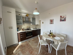 Frigorifero, forno, piano cottura, lavastoviglie