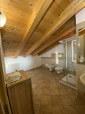 Dusche, Haartrockner, Bidet, Handtücher