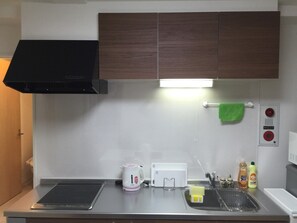 Réfrigérateur, micro-ondes, plaque de cuisson, bouilloire électrique