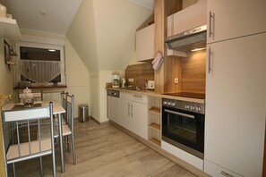 Fridge, oven, stovetop, dishwasher