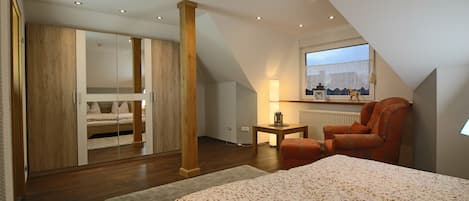 2 soverom, skrivebord, strykejern/-brett og reiseseng for barn