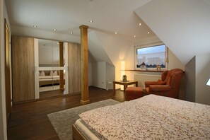 2 habitaciones, escritorio y tabla de planchar con plancha 