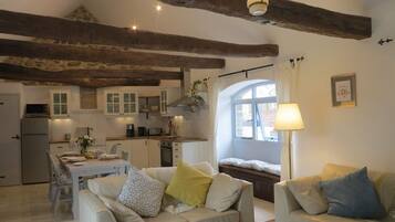 Televisión, chimenea, reproductor de DVD, mesa de ping pong