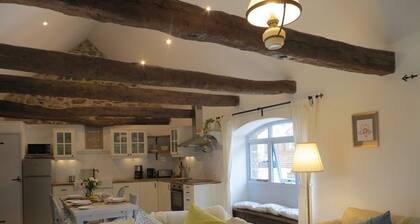 Coastal cottage with heated pool and gardens, 10 mins to beach