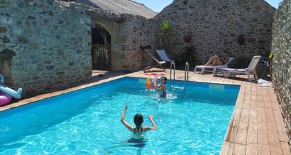Küstenhaus mit beheiztem Pool und Garten, 10 Minuten zum Strand