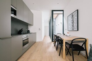 Køleskab, mikrobølgeovn, ovn, kogeplade