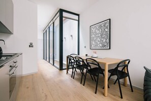 Fridge, microwave, oven, stovetop - Huge Oxford Street 3BR - Netflix & Nespresso (London)