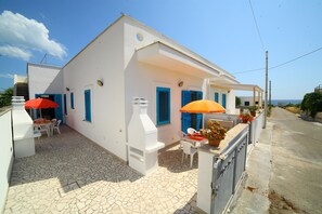 Outdoor dining - SEPTEMBER IN SALENTO: VILLA 70 METERS FROM THE SEA.  (Torre San Giovanni)
