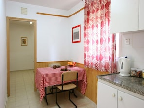 Full-sized fridge, microwave, stovetop, electric kettle - Mizra Guest House (Emek Izrael)