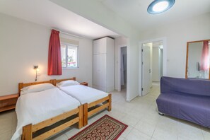 Family Apartment | Cribs/infant beds, rollaway beds, free WiFi, bed sheets - Mizra Guest House (Emek Izrael)