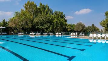 Piscina stagionale all'aperto, ombrelloni da piscina, lettini