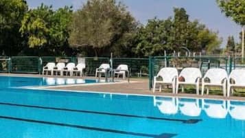 Piscine extérieure (ouverte en saison), parasols de plage