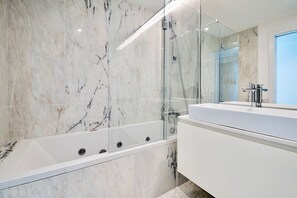 Vasca, asciugacapelli, bidet, asciugamani