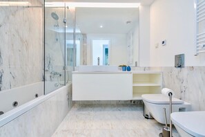 Baignoire, sèche-cheveux, bidet, serviettes fournies