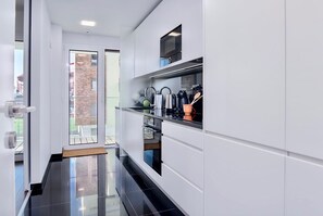 Kjøleskap, mikrobølgeovn, ovn og kokeplater