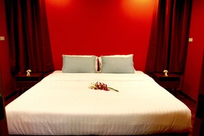 2 Bedrooms - Pool Front Family Bungalow | Artículos del minibar gratis y decoración personalizada