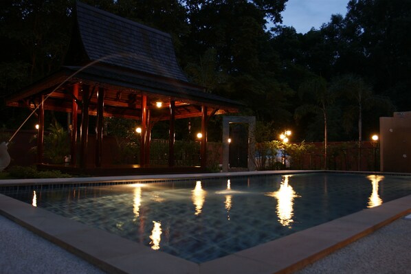 Alberca al aire libre, acceso de 07:00 a 22:00, y camastros