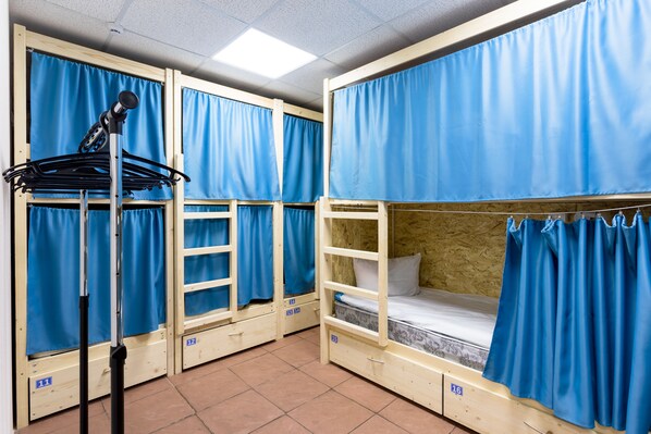 ห้องพักรวม, หอพักรวม (10 guests) | โต๊ะทำงาน, เตารีด/โต๊ะรีดผ้า, Wi-Fi ฟรี, ผ้าปูที่นอน