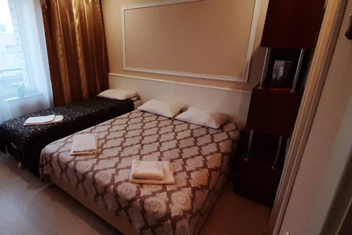 Basic Triple Room | Desk, iron/ironing board, free WiFi, bed sheets