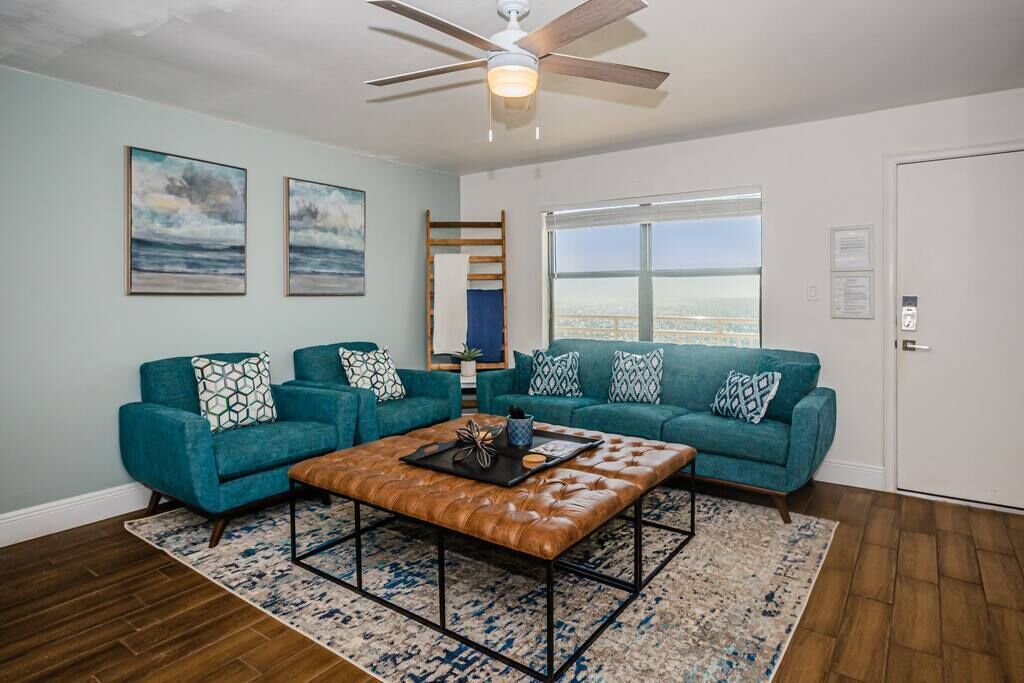 Een televisie en een open haard