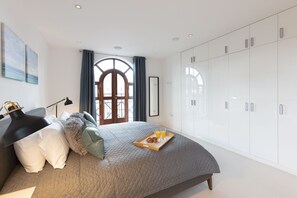 3 slaapkamers, een strijkplank/strijkijzer, wifi, beddengoed