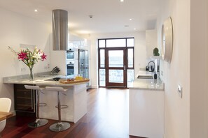 冰箱、微波炉、烤箱、炉灶