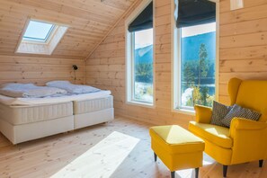 4 bedrooms, iron/ironing board, WiFi