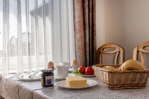 Dining - Clear view and idyllic: The ground floor apartment scores especially by its r (Carolinensiel)