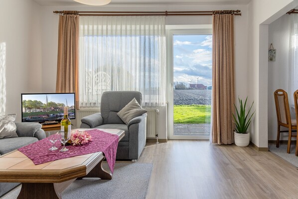 TV, stereo - Clear view and idyllic: The ground floor apartment scores especially by its r (Carolinensiel)