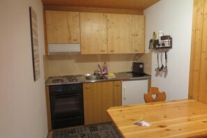 Kühlschrank, Ofen, Herdplatte, Hochstuhl