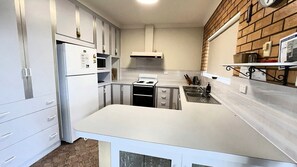 Mikrobølgeovn, ovn, kokeplater og oppvaskmaskin