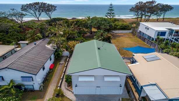 A residential area with houses, a swimming pool, and a view of the ocean. - Sea Legs - Gorgeous Beachfront (WOOLI)