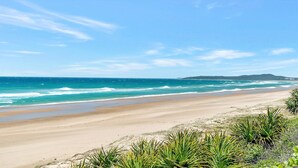A beach with clear skies and ocean waves. - Sea Legs - Gorgeous Beachfront (WOOLI)