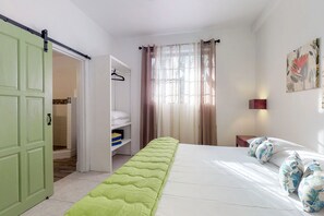 2 bedrooms, iron/ironing board, internet, bed sheets