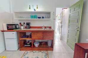 Refrigerador, microondas, cafetera y tetera y tostadora 