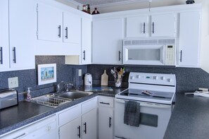 冷蔵庫、電子レンジ、オーブン、コンロ