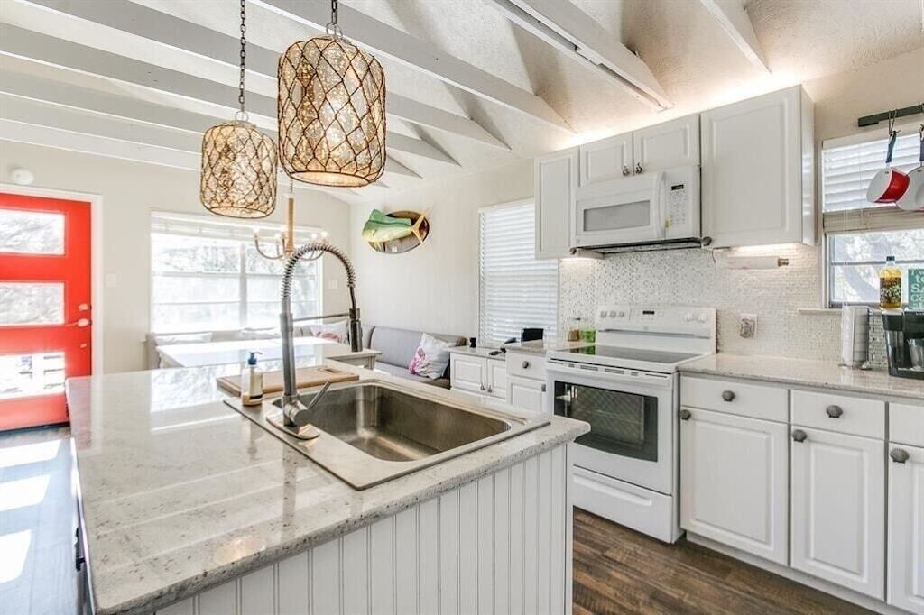 冷蔵庫、電子レンジ、オーブン、コンロ