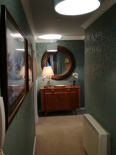 Flat - Sleeps 4 - Parking - Close to Airport