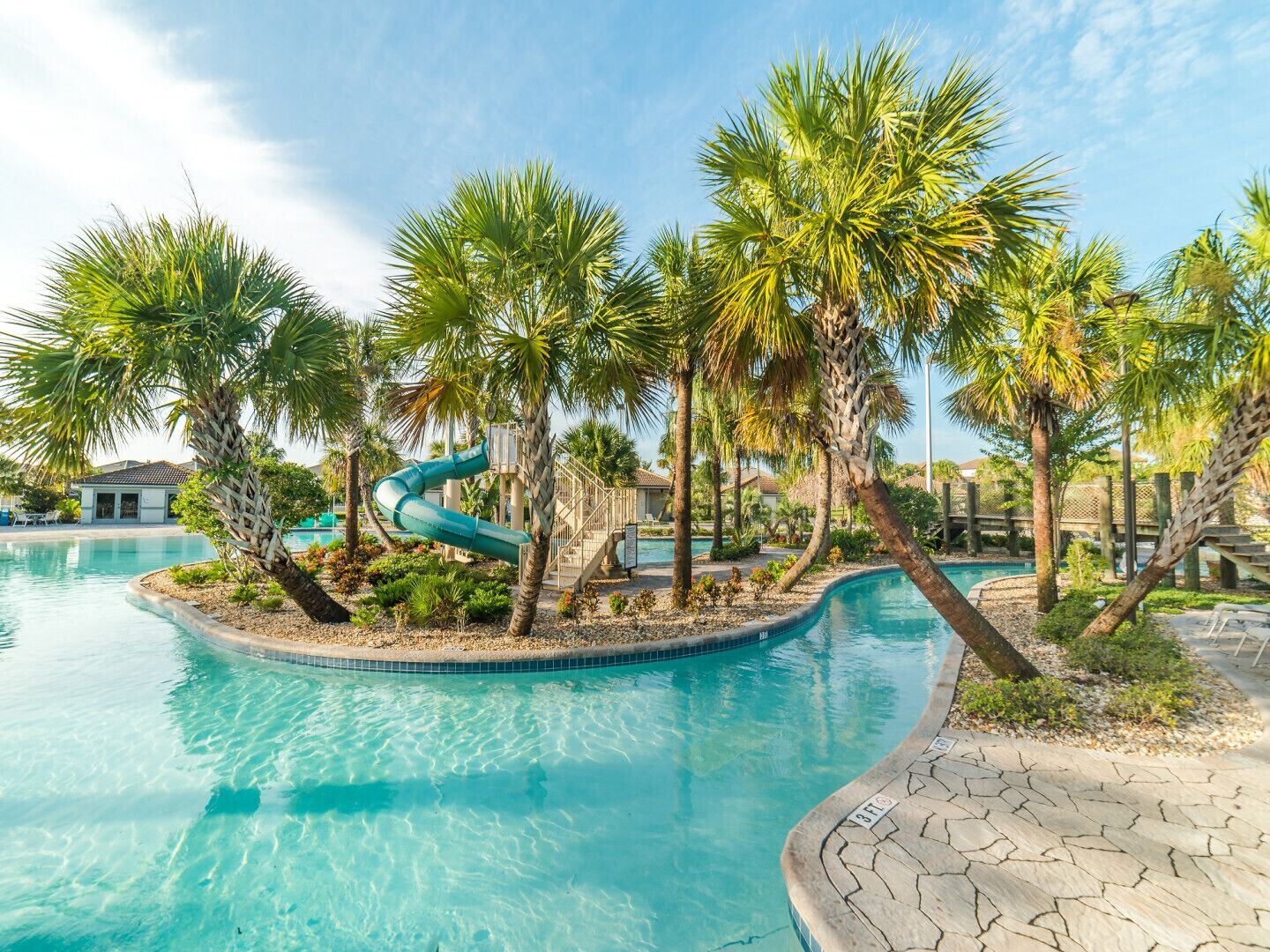 Utendørsbasseng og et oppvarmet basseng