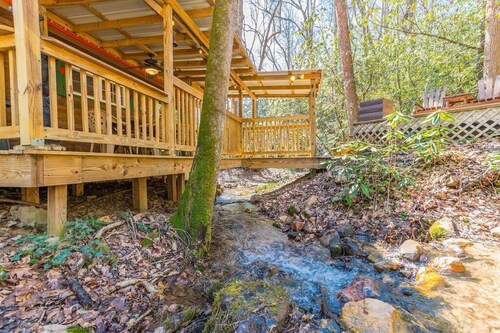Black Bear Creek Cabin | Downtown Helen | Creek Front | Fire Pit | Board Games