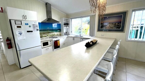 Micro-ondes, four, plaque de cuisson, lave-vaisselle