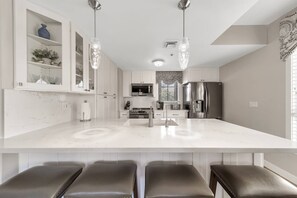 Kylskåp, mikrovågsugn, ugn och spishäll