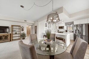 Interior - Luxury Suite: Wake to Lake & Pool Views (Henderson)