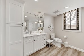 Bathtub, hair dryer, towels - Luxury Suite: Wake to Lake & Pool Views (Henderson)