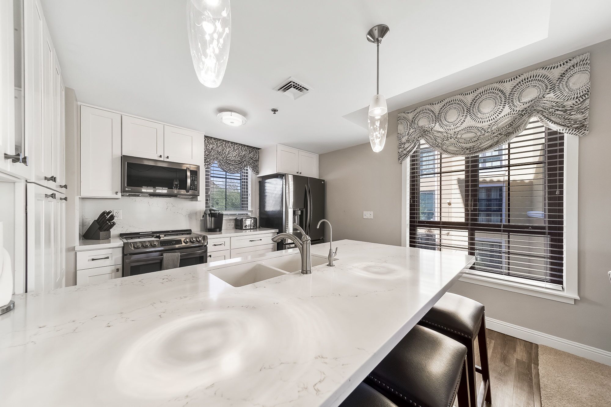 冷蔵庫、電子レンジ、オーブン、コンロ