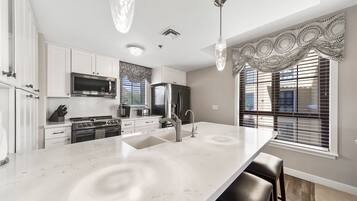 冷蔵庫、電子レンジ、オーブン、コンロ