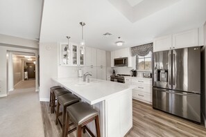 Fridge, microwave, oven, stovetop - Luxury Suite: Wake to Lake & Pool Views (Henderson)